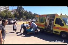 Έφτασαν στον Πειραιά τραυματίες από την τραγωδία στην Αίγινα [photos+video}