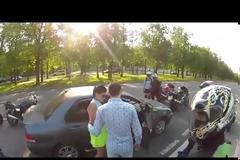 Ομάδα μηχανόβιων τα βάζει με οδηγό μέχρι που συμβαίνει το ΑΠΙΣΤΕΥΤΟ... [video]