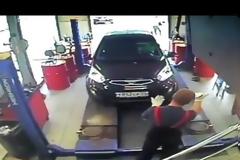 Βίντεο σοκ: Γυναίκα μπέρδεψε το γκάζι με το φρένο και κόλλησε τον μηχανικό στον τοίχο! [video]
