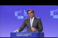 ΚΟΜΙΣΙΟΝ: ΔΕΝ ΥΠΑΡΧΕΙ ΕΝΑΡΜΟΝΙΣΜΕΝΗ ΝΟΜΟΘΕΣΙΑ ΣΤΗΝ Ε.Ε. ΓΙΑ ΤΗΛΕΟΠΤΙΚΕΣ ΑΔΕΙΕΣ