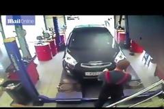 Δεν έχει το θεό της! Μπέρδεψε το γκάζι με το φρένο και...πάτησε τον μηχανικό που τη βοηθούσε