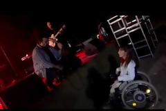 Συγκινητικό βίντεο: «Λυγίζει» γνωστός τραγουδιστής μπροστά σε ένα κορίτσι με ειδικές ιδιαιτερότητες