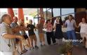 Δεν μιλούν Ελληνικά αλλά χορεύουν και τραγουδούν Κρητικά ως μέσο θεραπείας! [video]