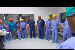 Αυτοί οι γιατροί κρατιούνται ΕΤΣΙ πριν από μια πολύ ΣΠΑΝΙΑ ΕΠΕΜΒΑΣΗ - Ο λόγος; Θα σας ΣΥΓΚΙΝΗΣΕΙ... [photos+video]