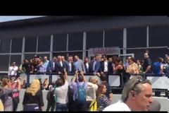 ΞΕΦΤΙΛΑ: Στρατιωτική μπάντα υποδέχεται τον Τσίπρα με ΡΟΚΕΣ - Πόσο πιο πάτος...; [video]