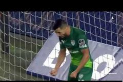 Έσωσε σίγουρο γκολ σαν...απο μηχανής θεός!