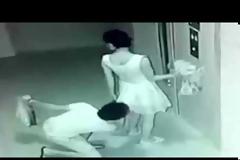 Περίμενε να μπει στο ασανσέρ και βρήκε κάποιον κάτω από... τη φούστα της!
