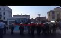 Υποστολή σημαίας στην Μυτιλήνη με ΜΑΤ, δακρυγόνο, αναρχικούς, μετανάστες και μικρό επεισόδιo (vids)