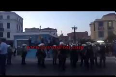 Υποστολή σημαίας στην Μυτιλήνη με ΜΑΤ, δακρυγόνο, αναρχικούς, μετανάστες και μικρό επεισόδιo (vids)