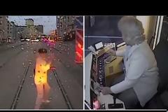 Τραμ παρέσυρε γυναίκα που έπαιζε με το κινητό της μες στο δρόμο!