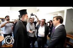 Μαθητής αρνείται να δώσει το χέρι στον Τσίπρα και του γυρνά την πλάτη! [video]