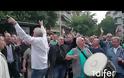 Εργαζόμενοι έξω απο τα γραφεία του ΟΑΣΘ:Δώστε στον Μπουτάρη το λίπος που γουστάρει!