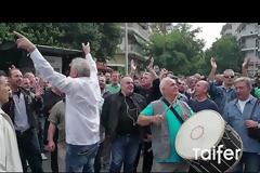 Εργαζόμενοι έξω απο τα γραφεία του ΟΑΣΘ:Δώστε στον Μπουτάρη το λίπος που γουστάρει!