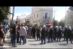 ΑΝΑΨΑΝ ΤΑ ΑΙΜΑΤΑ στο Δημαρχείο στο Ρέθυμνο! Χημικά και τρεις τραυματίες για το μεταναστευτικό