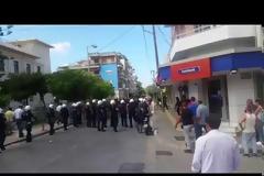 ΑΝΑΨΑΝ ΤΑ ΑΙΜΑΤΑ στο Δημαρχείο στο Ρέθυμνο! Χημικά και τρεις τραυματίες για το μεταναστευτικό