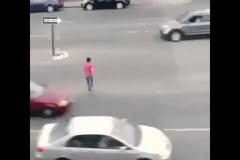 ΕΠΙΚΟ! Παίζει τη ζωή του κορώνα-γράμματα - Δείτε τι κάνει σε δρόμο μεγάλης κυκλοφορίας