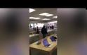 ΑΠΙΣΤΕΥΤΟ: Μπήκε σε κατάστημα της Apple και άρχισε να σπάει όλες τις συσκευές!