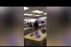 ΑΠΙΣΤΕΥΤΟ: Μπήκε σε κατάστημα της Apple και άρχισε να σπάει όλες τις συσκευές!