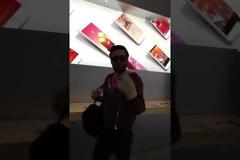 Εξοργισμένος πελάτης της Apple τα έκανε γυαλιά καρφιά στο Apple Store