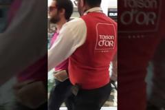 Εξοργισμένος πελάτης της Apple τα έκανε γυαλιά καρφιά στο Apple Store