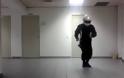 Αστυνομικός της ΔΙΑΣ χορεύει Μάικλ Τζάκσον