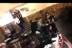 Άγριο ΞΥΛΟ σε ελληνική ταβέρνα! Δεν έμεινε ΤΙΠΟΤΑ όρθιο! Προσέξτε το σερβιτόρο με τα μαύρα!