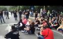 ΟΙ ΕΡΓΑΖΟΜΕΝΟΙ ΣΤΟΥΣ ΤΗΛΕΟΠΤΙΚΟΥΣ ΣΤΑΘΜΟΥΣ ΣΗΚΩΣΑΝ ΠΑΝΟ ΣΤΗΝ ΠΕΡΙΦΡΑΞΗ ΤΟΥ ΜΑΞΙΜΟΥ