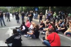 ΟΙ ΕΡΓΑΖΟΜΕΝΟΙ ΣΤΟΥΣ ΤΗΛΕΟΠΤΙΚΟΥΣ ΣΤΑΘΜΟΥΣ ΣΗΚΩΣΑΝ ΠΑΝΟ ΣΤΗΝ ΠΕΡΙΦΡΑΞΗ ΤΟΥ ΜΑΞΙΜΟΥ