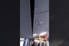 Μούσκεμα έγιναν επιβάτες μέσα σε λεωφορείο του ΟΑΣΘ - Τι συνέβη [video]