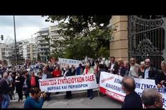 Στους δρόμους οι συνταξιούχοι: «Πολιόρκησαν» το υπουργείο Μακεδονίας - Θράκης