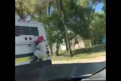 Ανατριχιαστικός κλόουν κρεμασμένος σε λεωφορείο στο Detroit [video]