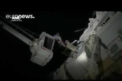 Βίντεο που ΣΥΓΚΛΟΝΙΖΕΙ: Παιδί κρέμεται από διαλυμένο κτίριο, μετά από βομβαρδισμό στο Χαλέπι [video]