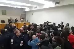 ΑΠIΣΤΕΥΤΑ EΠΕΙΣΟΔΙΑ κατά τη διάρκεια πλειστηριασμού σΤη Θεσσαλονίκη – Φυγαδεύτηκε η πρόεδρος των συμβολαιογράφων [video]