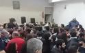 ΑΠIΣΤΕΥΤΑ EΠΕΙΣΟΔΙΑ κατά τη διάρκεια πλειστηριασμού σΤη Θεσσαλονίκη – Φυγαδεύτηκε η πρόεδρος των συμβολαιογράφων [video]
