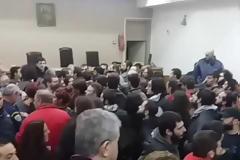 ΑΠIΣΤΕΥΤΑ EΠΕΙΣΟΔΙΑ κατά τη διάρκεια πλειστηριασμού σΤη Θεσσαλονίκη – Φυγαδεύτηκε η πρόεδρος των συμβολαιογράφων [video]