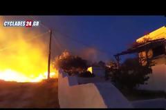 Σύρος: Νύχτα τρόμου...ισως η μεγαλύτερη φωτιά στο νησί - Απειλούνται πολλά σπίτια [video]