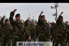 Με πλήθος κόσμου, ισχυρή αστυνομική δύναμη και ψιλόβροχο πραγματοποιήθηκε η παρέλαση της 28η Οκτωβρίου στην Μυτιλήνη (pics, vid)