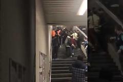ΠΟΛΥ ΞΥΛΟ ΣΤΟ ΜΕΤΡΟ ΠΡΙΝ ΤΟ ΜΠΕΣΙΚΤΑΣ - ΝΑΠΟΛΙ! *ΒΙΝΤΕΟ*