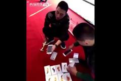Κινέζος τα κάνει γυαλιά καρφιά σε Apple Store