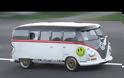 VW Transporter με μοτέρ Porsche 911 Turbo τα βάζει με supercars [video]