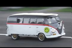 VW Transporter με μοτέρ Porsche 911 Turbo τα βάζει με supercars [video]