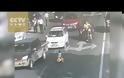 3χρονος οδηγεί το αυτοκινητάκι του σε δρόμο! [video]