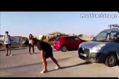 Ο Σύρος πρόσφυγας από τη Χίο που μετακινεί λεωφορεία με τα μαλλιά του [video]