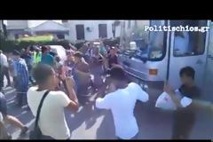 Ο Σύρος πρόσφυγας από τη Χίο που μετακινεί λεωφορεία με τα μαλλιά του [video]