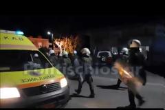 ΤΡΟΜΟΚΡΑΤΗΜΕΝΟΙ οι κάτοικοι της Χίου! Πρωτόγνωρα σκηνικά - Πρόσφυγες έβαλαν φωτιές, κατέστρεψαν καταστήματα και αυτοκίνητα