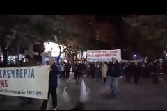 Τώρα: Κάψιμο αμερικάνικης σημαίας στην πορεία για την επέτειο του Πολυτεχνείου  στη Θεσσαλονίκη [video]
