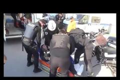 Αστυνομικοί σώζουν τραυματίες σε μάχη- Εντυπωσιακές εικόνες