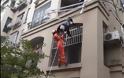 Έπεσε από τον τρίτο όροφο και πιάστηκε στο σύρμα που απλώνουν τα ρούχα [video]