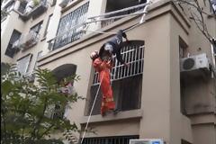 Έπεσε από τον τρίτο όροφο και πιάστηκε στο σύρμα που απλώνουν τα ρούχα [video]