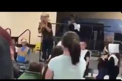 ΔΕΝ ΝΤΡΕΠΕΤΑ ΛΙΓΟ; Οργή για τη δασκάλα που ρεζίλεψε παιδί με αυτισμό! [video]
